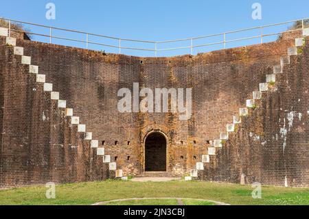 Mobile Point, AL - 7. März 2022: Steile Treppen und ein gewölbtes Tor im historischen Fort Morgan in Alabama. Das Hotel liegt an der Mündung der Mobile Bay, die jetzt Stockfoto