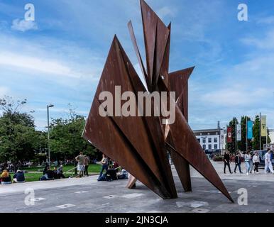 Die Skulptur von Éamonn O’Doherty eines traditionellen Fischerboots von Galway Hooker, aufgestellt auf einem flach markierten Kalksteinbrunnen auf dem Eyre Square, Galway, Irland. Stockfoto