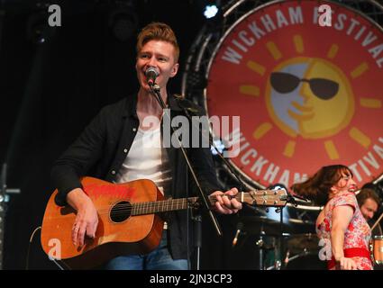 Daniel Heptinstall von Skinny Lister während ihres Aufführens auf dem Wickham Festival, Hampshire, Großbritannien Stockfoto