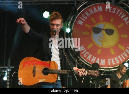 Daniel Heptinstall von Skinny Lister während ihres Aufführens auf dem Wickham Festival, Hampshire, Großbritannien Stockfoto