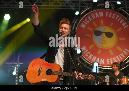 Daniel Heptinstall von Skinny Lister während ihres Aufführens auf dem Wickham Festival, Hampshire, Großbritannien Stockfoto