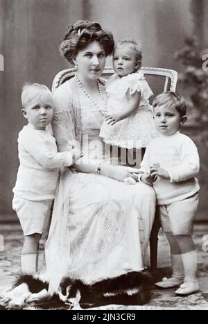 Ein Porträt Ihrer Majestät der Königin von Spanien und ihrer Kinder, Prinz Alfonso, Prinzessin Beatrice und Prinz Jaime c. 1910. Stockfoto