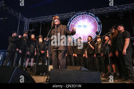 Die Spooky Mens Chorale treten beim Wickham Festival, Hampshire, Großbritannien, auf Stockfoto