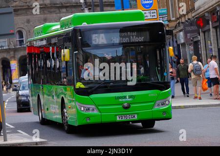 Der Elektrobus der Linie 5A fährt vom Stadtzentrum von Leeds über die York Road nach Halton Moor. Stockfoto