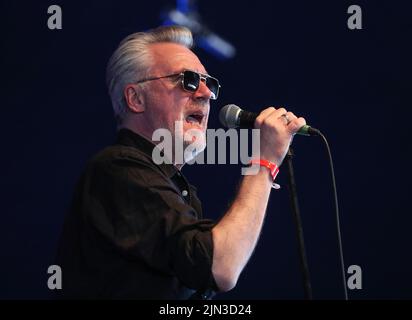 Paul McLoone der Untertöne während des Aufführens der Band auf dem Wickham Festival, Hampshire, Großbritannien Stockfoto