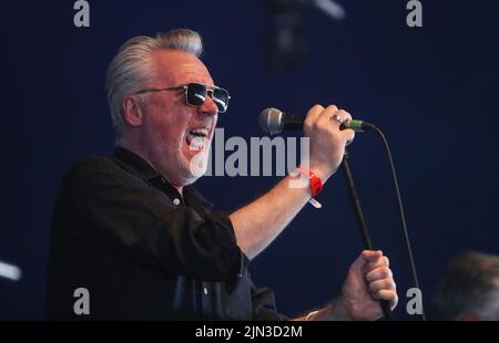 Paul McLoone der Untertöne während des Aufführens der Band auf dem Wickham Festival, Hampshire, Großbritannien Stockfoto