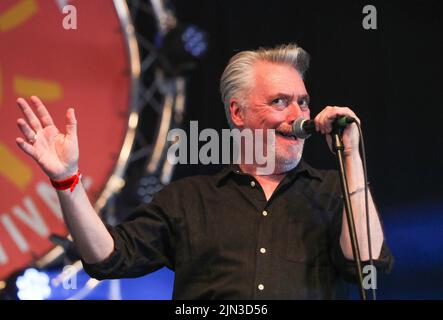 Paul McLoone der Untertöne während des Aufführens der Band auf dem Wickham Festival, Hampshire, Großbritannien Stockfoto