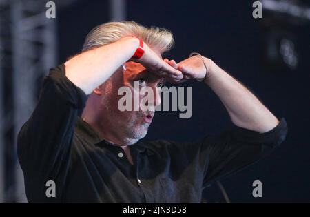 Paul McLoone der Untertöne während des Aufführens der Band auf dem Wickham Festival, Hampshire, Großbritannien Stockfoto