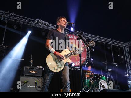 Damian O'Neill der Untertöne während des Aufführens der Band auf dem Wickham Festival, Hampshire, Großbritannien Stockfoto