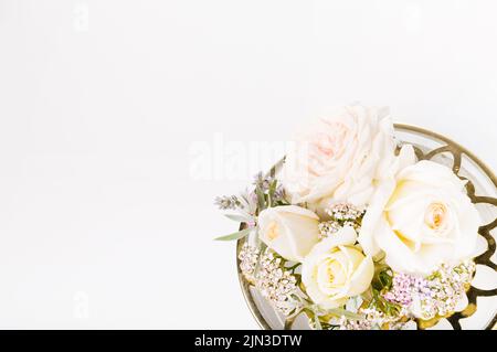 Komposition Arbeit aus rosa Rosen auf weißem Hintergrund. Flach liegend. Draufsicht Stockfoto