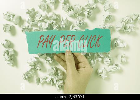 Handschrift Text Pay per Click. Internet-Konzept Internet-Werbung Modell Suchmaschinen-Marketing-Strategie Papier wickelt sich unter Stück Papier Stockfoto