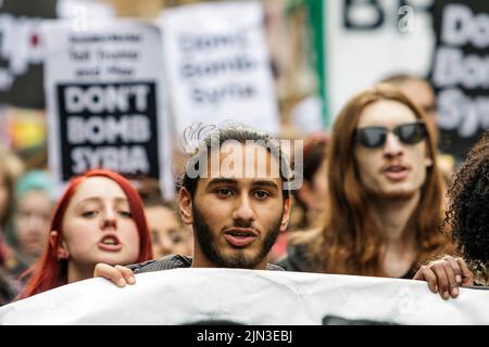 Die Demonstranten, die 'Don't bomb Syrien" Plakaten abgebildet sind, da Sie durch Bristol bei einem Stop Bombardierung Syrien Protestmarsch. 16. April 2018 Stockfoto