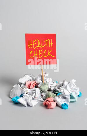 Handschriftszeichen Health Check. Konzeptfoto Medizinische Untersuchung das Inspektionspapier zu Wellness und allgemeinem Zustand umschließt wichtige Informationen Stockfoto