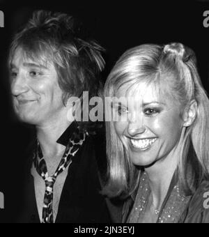 DATEIBILDER: Olivia Newton-John 1948-2022. Rod Stewart und Olivia Newton-John 1979 Foto von John Barrett/PHOTOlink.net /MediaPunch Quelle: MediaPunch Inc/Alamy Live News Stockfoto