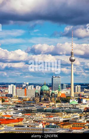 Berlin, Deutschland - 22. September 2019: Luftaufnahme der Berliner Skyline. Fernsehturm am Alexanderplatz und Berliner Dom Stockfoto