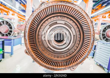 Der Motor eines Luftfahrzeugs in der Werkstatt, die gerade zerlegt wird Stockfoto