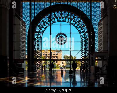 Marrakesch, Marokko - 02. Januar 2020: Die Sonne scheint durch große Glasfenster am Bahnhof von Marrakesch. Ansicht Form innen, Silhouetten von Stockfoto