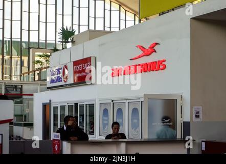 Antananarivo, Madagaskar - 07. Mai 2019: Rotes Neonschild der Air Mauritius Airlines in der Terminalhalle des internationalen Flughafens Ivato. It Stockfoto