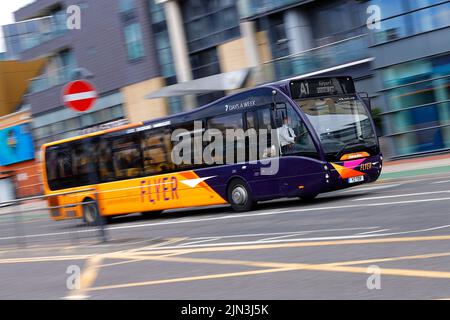 Eine Schwenkaufnahme des Busdienstes A1, der Urlauber vom Busbahnhof in Leeds zum Flughafen Leeds Bradford bringt Stockfoto