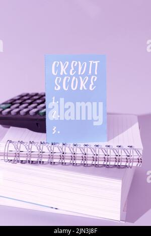 Schreiben mit dem Text Credit Score. Der Geschäftsansatz stellt die Kreditwürdigkeit eines einzelnen Kreditinstituts dar, der die wichtige Botschaft bewertet, die auf vorgestellt wurde Stockfoto