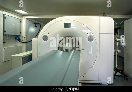 CT- oder Computertomographie-Scanner im mobilen Feldcontainer der Armee Stockfoto