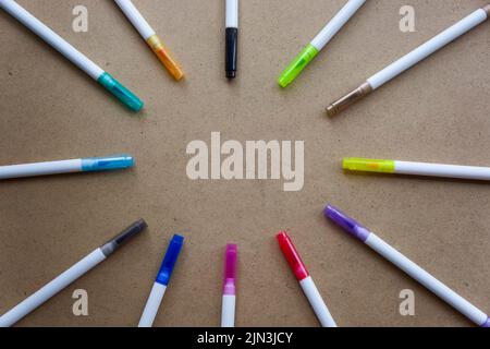 Zurück zur Schule. Freier Speicherplatz. Die Markierungen werden in einem Kreis gelegt, um einen Platz für die Inschrift zu bilden. Kreativität der Kinder auf einem Krafthintergrund. Stockfoto