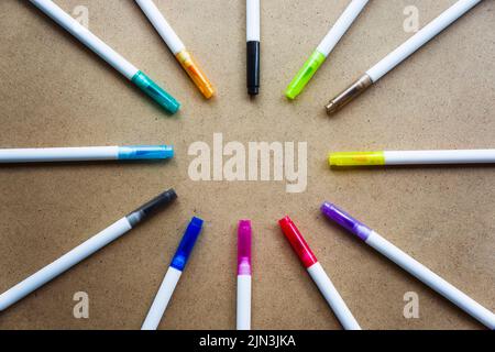 Zurück zur Schule. Freier Speicherplatz. Die Markierungen werden in einem Kreis gelegt, um einen Platz für die Inschrift zu bilden. Kreativität der Kinder auf einem Krafthintergrund. Stockfoto