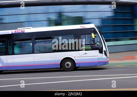 Ein Einzeldeckerbus der First Bus Company in der Nähe des Busbahnhofs Leeds City Stockfoto