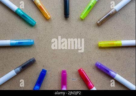 Zurück zur Schule. Freier Speicherplatz. Die Markierungen werden in einem Kreis gelegt, um einen Platz für die Inschrift zu bilden. Kreativität der Kinder auf einem Krafthintergrund. Stockfoto