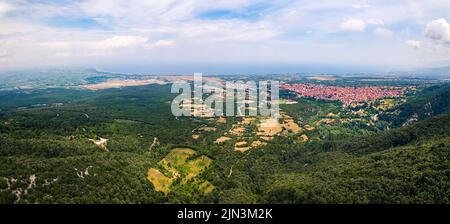 Luftpanorama von Leptokaria und Litochoro vom Olymp. Hochwertige Fotos Stockfoto