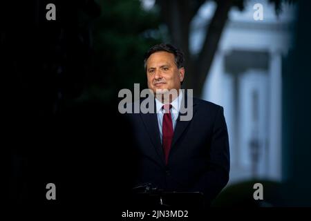 Washington, USA. 08. August 2022. Ron Klain, Stabschef des Weißen Hauses, während eines Fernsehinterviews auf dem North Lawn des Weißen Hauses in Washington, DC, USA, am Montag, den 8. August, 2022. US-Präsident Joe Biden nahm heute zum ersten Mal seit seinem Kampf mit Covid-19 seine offizielle Reise wieder auf und reiste nach Kentucky, um die Unterstützung des Bundes für die Erholung des Staates von den historischen Überschwemmungen zu zeigen und die Überlebenden der Verwüstung zu trösten. Fotograf: Al Drago/Pool/Sipa USA Kredit: SIPA USA/Alamy Live News Stockfoto