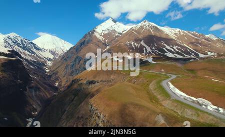 Aufsteigende Ansicht des Skigebiets Gudauri in der großen Kaukasus-Bergkette in Georgien. Hochwertige Fotos Stockfoto