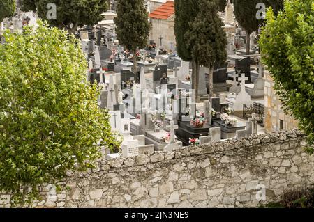 Städtischer Friedhof von San Atilano in Zamora, Spanien mit Blick von oben auf Gräber, Grabsteine und Zypressen. Stockfoto