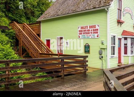 Ketchikan, AK - 10. Juni 2022: Berühmtes Dolly's House Bordell auf der Creek Street Promenade in Ketchikan Alaska Stockfoto