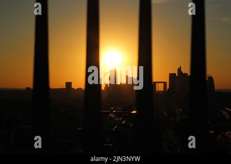 Paris, Frankreich. 8. Aug, 2022.Sonnenuntergang über La Défense, Paris vom Triumphbogen aus gesehen Credit: Aldercy Carling/ Alamy Live News Stockfoto