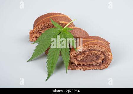 Süßer Rollkuchen mit Haschisch-Öl und grünem Blatt. Stockfoto