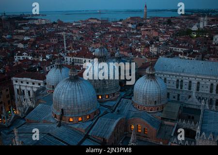 Die Kuppeln des Markusplatzes und die Dächer von Venedig, der Blick vom Campanile di San Marco bei Nacht, Venedig, Italien Stockfoto