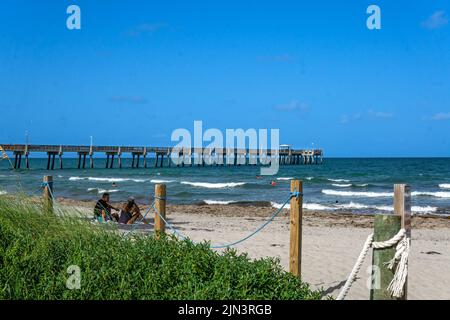 Dania Beach, FL - USA 27. Juli 2022 Landschaftsansicht des Dania Beach Ocean Park Pier und Schwimmer am Atlantischen Ozean im Süden Floridas. Stockfoto