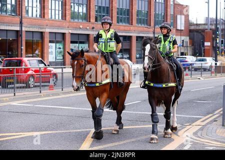 Pferde-Offiziere der West Yorkshire Police sahen am Tag der Leeds Pride Patrouillen in den Straßen des Stadtzentrums von Leeds Stockfoto