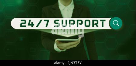 Schreiben von angezeigten Text 24 7 Unterstützung. Konzept bedeutet, Unterstützung für den Service den ganzen Tag und Nacht Keine Ausfallzeiten Geschäftsmann in Anzug hält Tablet Stockfoto