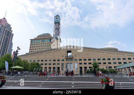 Mississauga, Ontario, Kanada - 18 2021. Juli : Mississauga City Hall-Festplatz. Stockfoto