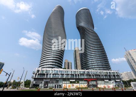 Mississauga, Ontario, Kanada - Juli 18 2021 : Straßenansicht der Innenstadt von Mississauga. Wahrzeichen Absolute Ferienwohnungen. Stockfoto