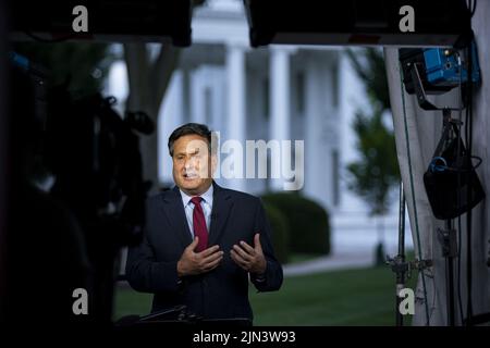 Washington, Usa. 08. August 2022. Ron Klain, Stabschef des Weißen Hauses, spricht während eines Fernsehinterviews auf dem North Lawn des Weißen Hauses in Washington, DC am Montag, dem 8. August 2022. Biden nahm heute zum ersten Mal seit seinem Kampf mit Covid-19 seine offizielle Reise wieder auf und reiste nach Kentucky, um die Unterstützung des Bundes für die Erholung des Staates von den historischen Überschwemmungen zu zeigen und die Überlebenden der Verwüstung zu trösten. Foto von Al Drago/UPI Credit: UPI/Alamy Live News Stockfoto