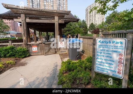 Mississauga, Ontario, Kanada - Juli 18 2021 : Kariya Park im Sommer. Ein japanischer Garten in der Innenstadt von Mississauga. Stockfoto