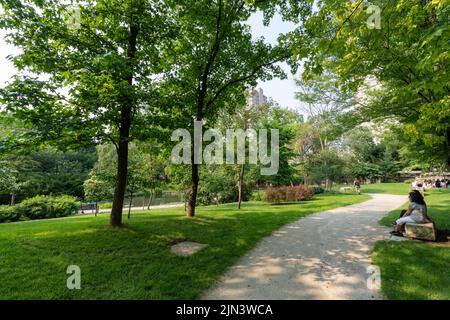 Mississauga, Ontario, Kanada - Juli 18 2021 : Kariya Park im Sommer. Ein japanischer Garten in der Innenstadt von Mississauga. Stockfoto