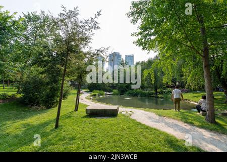 Mississauga, Ontario, Kanada - Juli 18 2021 : Kariya Park im Sommer. Ein japanischer Garten in der Innenstadt von Mississauga. Stockfoto