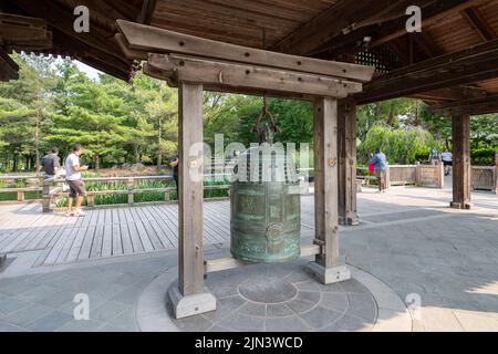 Mississauga, Ontario, Kanada - Juli 18 2021 : Kariya Park Pavilion und Friendship Bell. Ein japanischer Garten in der Innenstadt von Mississauga. Stockfoto