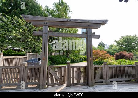 Mississauga, Ontario, Kanada - Juli 18 2021 : Kariya Park im Sommer. Ein japanischer Garten in der Innenstadt von Mississauga. Stockfoto