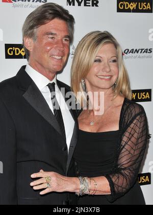 DATEIBILDER: Olivia Newton-John 1948-2022. Hollywood, USA. 23. Januar 2011. John Easterling & Olivia Newton John bei der G'Day USA Los Angeles Black Tie Gala 2011 im Hollywood Palladium in Hollywood, CA. Die Veranstaltung fand am Samstag, dem 22. Januar 2011, statt. Foto von PRPP/ PictureLux Credit: PictureLux/The Hollywood Archive/Alamy Live News Credit: PictureLux / The Hollywood Archive/Alamy Live News Stockfoto
