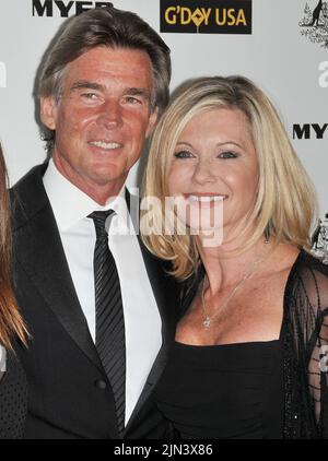 DATEIBILDER: Olivia Newton-John 1948-2022. Hollywood, USA. 23. Januar 2011. John Easterling & Olivia Newton John bei der G'Day USA Los Angeles Black Tie Gala 2011 im Hollywood Palladium in Hollywood, CA. Die Veranstaltung fand am Samstag, dem 22. Januar 2011, statt. Foto von PRPP/ PictureLux Credit: PictureLux/The Hollywood Archive/Alamy Live News Credit: PictureLux / The Hollywood Archive/Alamy Live News Stockfoto